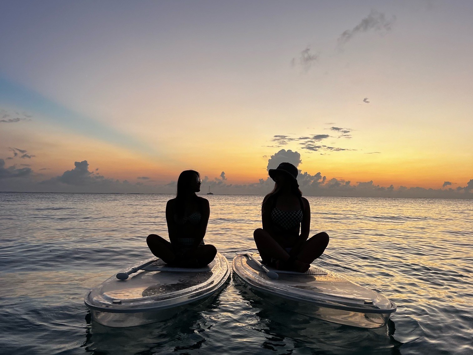 沖縄でＳＵＰを楽しむ女性