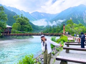 リゾートバイトで上高地を楽しむ女性