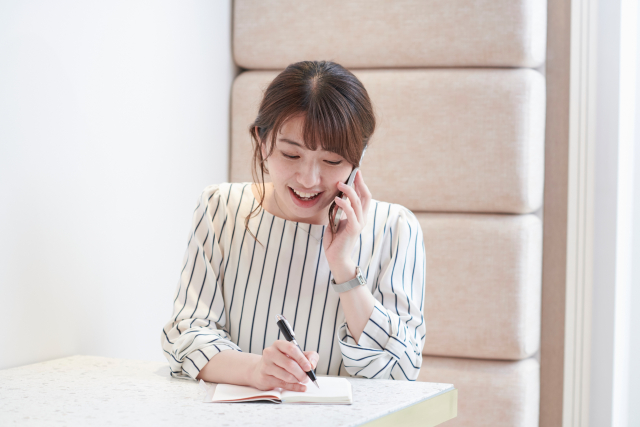 派遣会社にヒアリングする女性　イメージ