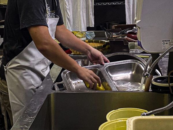 リゾートバイト　皿洗い