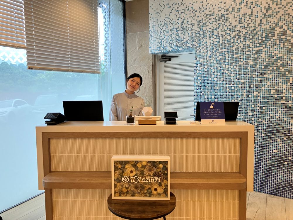 フロントで働くリゾバスタッフ