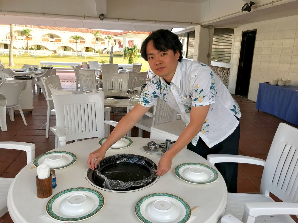 沖縄のホテルでリゾートバイト中の男性