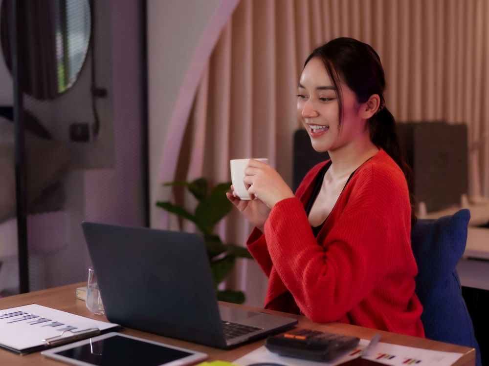 ノマドワーカー　女性　イメージ