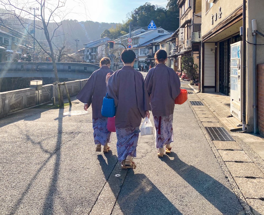 旅行では見えない温泉街での暮らし