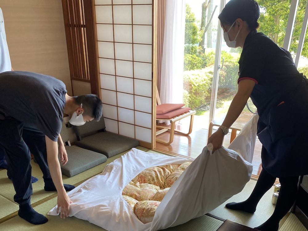 布団を片付ける作業
